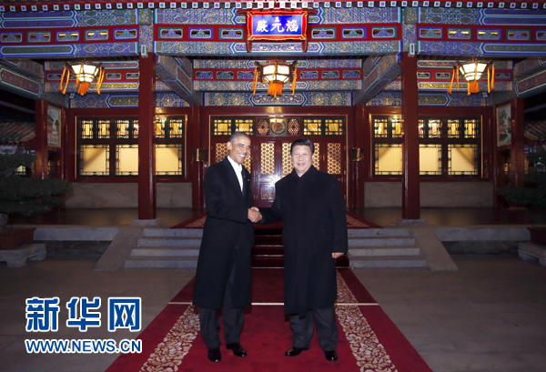 11月11日晚，國家主席習近平在中南海同美國總統(tǒng)奧巴馬舉行會晤。這是兩國元首在瀛臺涵元殿前握手。 新華社記者鞠鵬攝