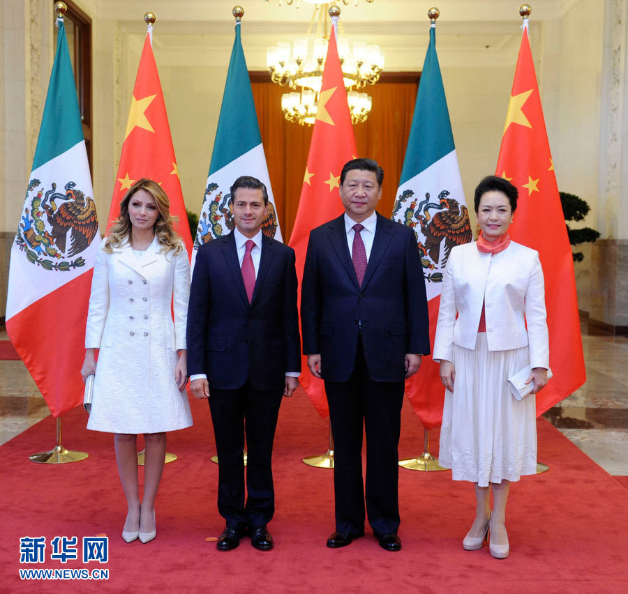 11月13日，國(guó)家主席習(xí)近平在北京人民大會(huì)堂北大廳舉行儀式，歡迎墨西哥總統(tǒng)培尼亞對(duì)中國(guó)進(jìn)行國(guó)事訪問(wèn)。這是習(xí)近平和夫人彭麗媛同培尼亞夫婦合影。 新華社記者 張鐸 攝