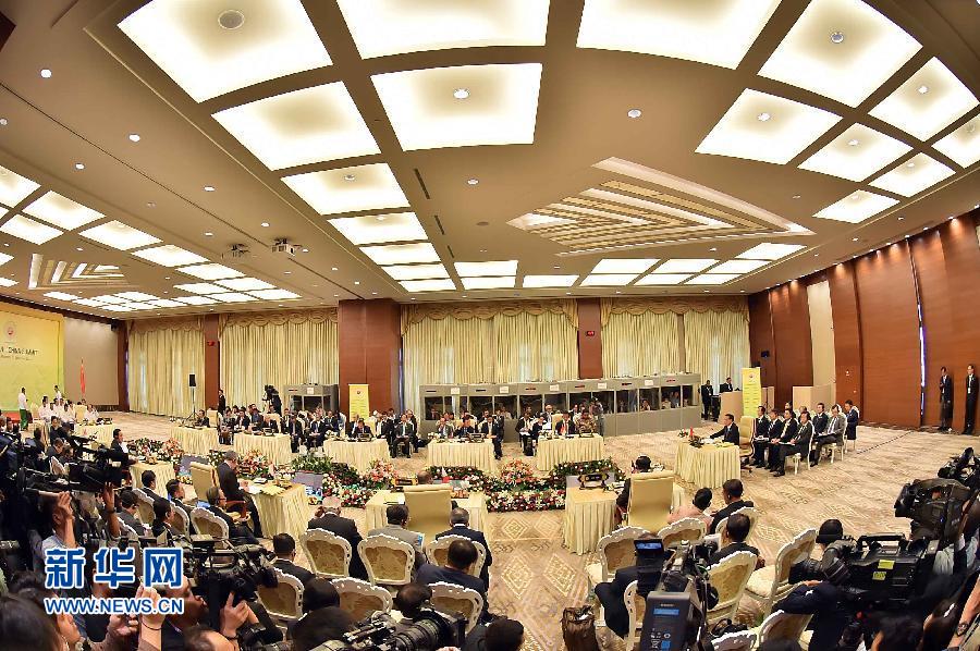 11月13日，中國(guó)國(guó)務(wù)院總理李克強(qiáng)在緬甸內(nèi)比都出席第17次中國(guó)－東盟（10+1）領(lǐng)導(dǎo)人會(huì)議。 新華社記者 李濤 攝