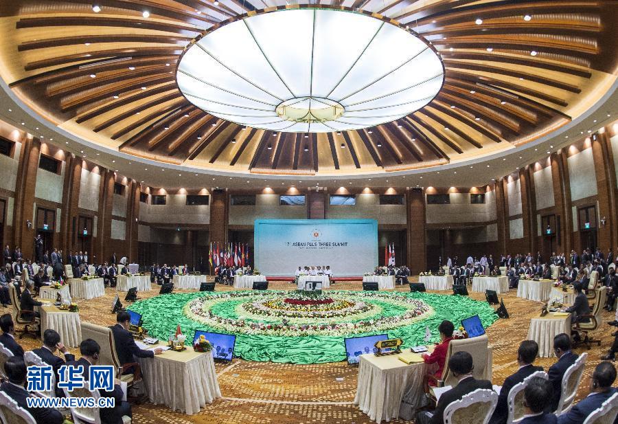 11月13日，中國(guó)國(guó)務(wù)院總理李克強(qiáng)在緬甸首都內(nèi)比都出席第17次東盟與中日韓（10+3）領(lǐng)導(dǎo)人會(huì)議。 新華社記者 王曄 攝