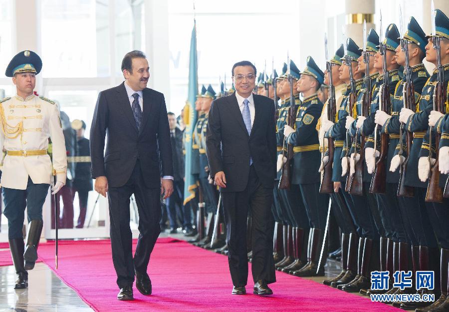 12月14日，應(yīng)哈薩克斯坦共和國(guó)總理馬西莫夫邀請(qǐng)，國(guó)務(wù)院總理李克強(qiáng)乘專(zhuān)機(jī)抵達(dá)阿斯塔納國(guó)際機(jī)場(chǎng)，開(kāi)始對(duì)哈薩克斯坦進(jìn)行正式訪問(wèn)，舉行中哈總理第二次定期會(huì)晤，并出席上海合作組織成員國(guó)政府首腦理事會(huì)第十三次會(huì)議。馬西莫夫到機(jī)場(chǎng)迎接李克強(qiáng)，并舉行隆重的歡迎儀式。新華社記者 黃敬文 攝