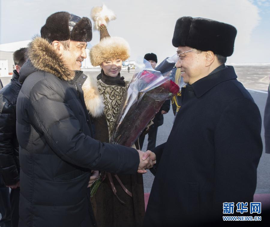 12月14日，應(yīng)哈薩克斯坦共和國(guó)總理馬西莫夫邀請(qǐng)，國(guó)務(wù)院總理李克強(qiáng)乘專(zhuān)機(jī)抵達(dá)阿斯塔納國(guó)際機(jī)場(chǎng)，開(kāi)始對(duì)哈薩克斯坦進(jìn)行正式訪問(wèn)，舉行中哈總理第二次定期會(huì)晤，并出席上海合作組織成員國(guó)政府首腦理事會(huì)第十三次會(huì)議。這是馬西莫夫到機(jī)場(chǎng)迎接李克強(qiáng)。新華社記者 黃敬文 攝