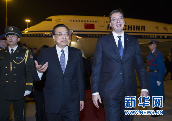 12月15日，國務院總理李克強抵達貝爾格萊德，出席中國－中東歐國家領導人會晤并正式訪問塞爾維亞，塞爾維亞總理武契奇到機場迎接。新華社記者 黃敬文 攝
