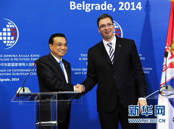 12月16日，國務(wù)院總理李克強在貝爾格萊德出席第三次中國-中東歐國家領(lǐng)導(dǎo)人會晤后，與塞爾維亞總理武契奇共同會見記者。 新華社記者饒愛民 攝