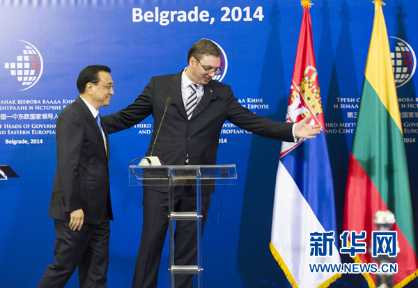 12月16日，國務(wù)院總理李克強在貝爾格萊德出席第三次中國-中東歐國家領(lǐng)導(dǎo)人會晤后，與塞爾維亞總理武契奇共同會見記者。 新華社記者黃敬文 攝