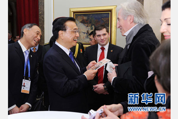 12月18日，中國國務(wù)院總理李克強(qiáng)在貝爾格萊德市政廳接受&ldquo;貝爾格萊德榮譽(yù)市民&rdquo;證書，塞爾維亞總理武契奇陪同出席。隨后，李克強(qiáng)同塞各界知名人士親切會(huì)見并互動(dòng)交流。這是李克強(qiáng)同電影《瓦爾特保衛(wèi)薩拉熱窩》的演員薩馬爾季奇親切交談。新華社記者 饒愛民 攝