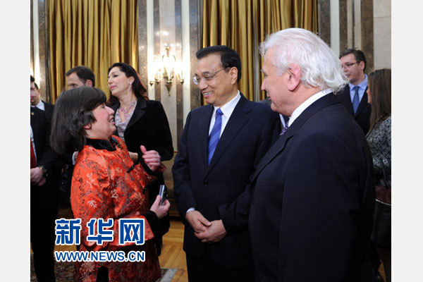 12月18日，中國國務(wù)院總理李克強(qiáng)在貝爾格萊德市政廳接受&ldquo;貝爾格萊德榮譽(yù)市民&rdquo;證書，塞爾維亞總理武契奇陪同出席。隨后，李克強(qiáng)同塞各界知名人士親切會(huì)見并互動(dòng)交流。這是李克強(qiáng)同漢學(xué)家波普&mdash;采尼奇夫婦親切交談。新華社記者 饒愛民 攝