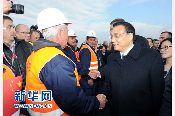 12月18日，中國國務(wù)院總理李克強(qiáng)在貝爾格萊德同塞爾維亞總理武契奇共同出席貝爾格萊德跨多瑙河大橋竣工儀式。這是李克強(qiáng)同大橋建設(shè)者親切交流。新華社記者 饒愛民 攝