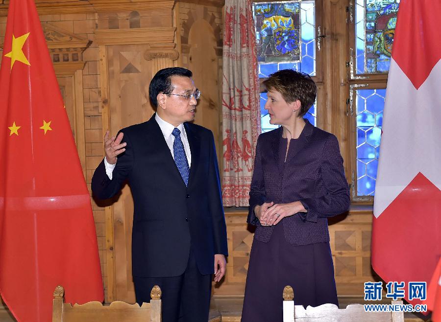 1月21日，國務(wù)院總理李克強在達沃斯同瑞士聯(lián)邦主席索馬魯加舉行會談。這是會談結(jié)束后，李克強與索馬魯加共同出席雙邊金融、食品、藥品、科研、人員往來等領(lǐng)域合作文件簽字儀式。新華社記者 李濤 攝