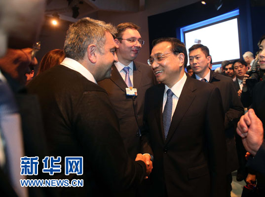 1月21日，中國國務(wù)院總理李克強在瑞士達沃斯舉行的世界經(jīng)濟論壇全會發(fā)表特別致辭并回答提問。這是李克強在致辭后同與會嘉賓親切交談。新華社記者 劉衛(wèi)兵 攝