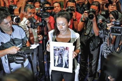 1月29日，在得知即將召開(kāi)有關(guān)MH370的發(fā)布會(huì)后，一些乘客家屬成員到場(chǎng)。