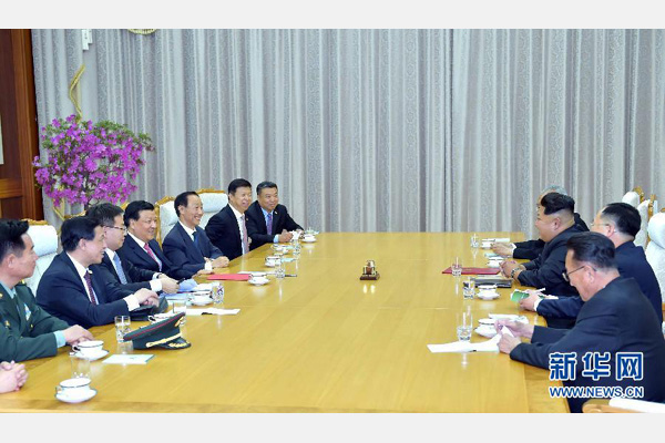 10月9日，中共中央政治局常委、中央書記處書記劉云山在平壤百花園迎賓館會見朝鮮勞動黨第一書記金正恩。 新華社記者 李濤 攝 