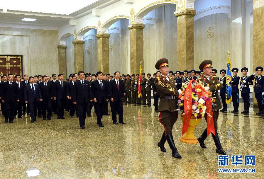 10月11日，中共中央政治局常委、中央書記處書記劉云山前往錦繡山太陽宮，向金日成主席和金正日總書記塑像敬獻花籃。 新華社記者饒愛民攝