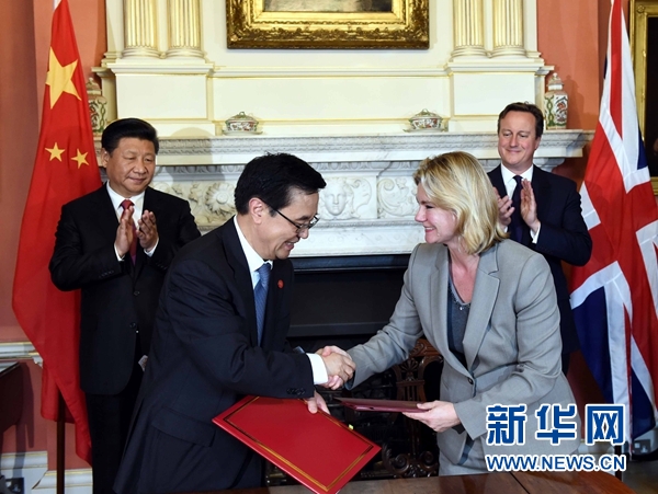 10月21日，國家主席習(xí)近平在倫敦唐寧街首相府同英國首相卡梅倫舉行會談。這是會談結(jié)束后，兩國領(lǐng)導(dǎo)人共同見證雙邊合作文件的簽署。新華社記者 饒愛民 攝 