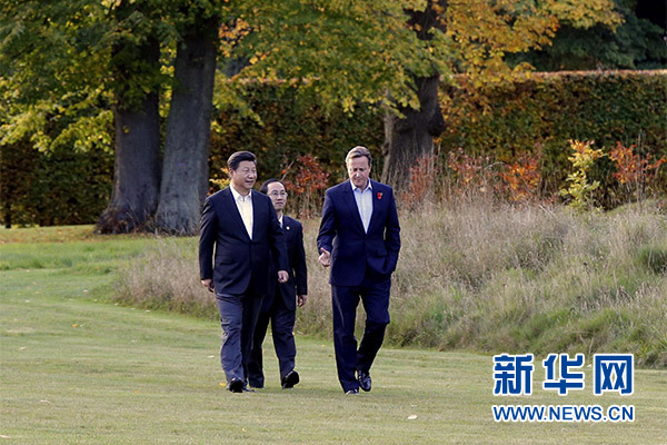這是習(xí)近平與卡梅倫漫步草坪，邊走邊談。新華社記者 鞠鵬攝