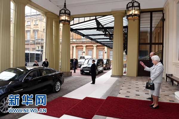 10月22日，國家主席習近平和夫人彭麗媛離開白金漢宮。離開前，英國女王伊麗莎白二世和丈夫菲利普親王專門前來同習近平夫婦親切話別。新華社記者 饒愛民 攝 