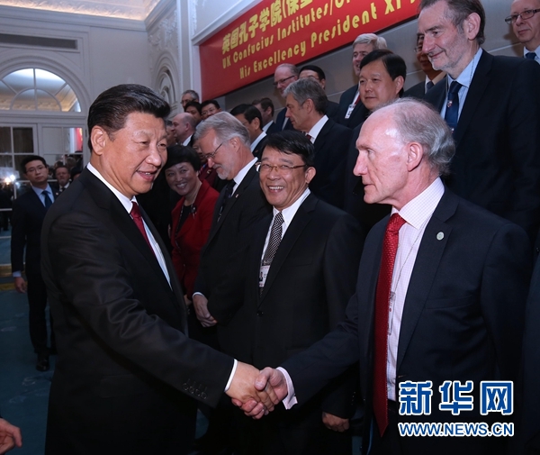 10月22日，國家主席習(xí)近平在倫敦出席全英孔子學(xué)院和孔子課堂年會開幕式。這是習(xí)近平同參加開幕式的嘉賓親切交談。 新華社記者 龐興雷 攝 