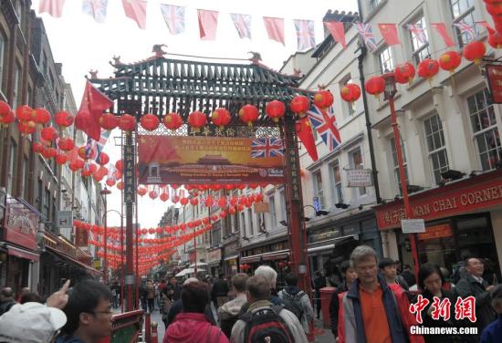 習(xí)近平主席訪問英國，倫敦唐人街掛出大紅燈籠和中英兩國國旗。 <a target='_blank' ><p  align=