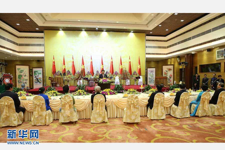 11月5日，中共中央總書記、國家主席習(xí)近平和夫人彭麗媛出席越共中央總書記阮富仲和越南國家主席張晉創(chuàng)在河內(nèi)國際會(huì)議中心舉行的盛大歡迎晚宴。新華社記者 龐興雷 攝 