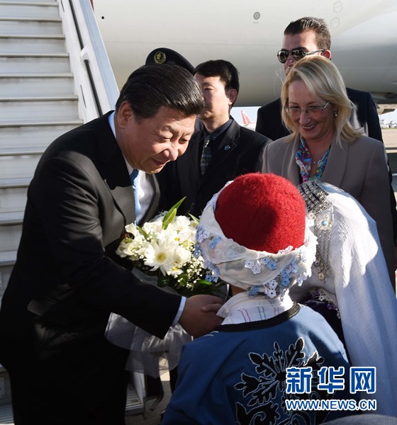 11月14日，國家主席習近平抵達土耳其安塔利亞，應土耳其共和國總統(tǒng)埃爾多安邀請，出席二十國集團領導人第十次峰會。這是土耳其兒童向習近平主席獻花。新華社記者 饒愛民 攝 