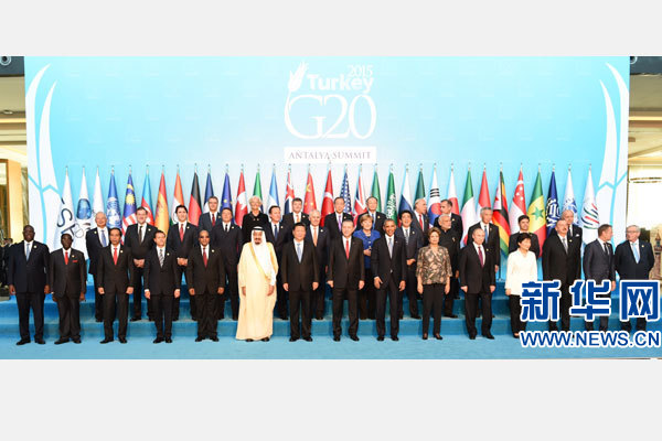 11月15日，二十國集團領(lǐng)導(dǎo)人第十次峰會在土耳其安塔利亞舉行。國家主席習(xí)近平出席并發(fā)表題為《創(chuàng)新增長路徑共享發(fā)展成果》的重要講話。這是習(xí)近平主席同與會領(lǐng)導(dǎo)人合影。 新華社記者 李學(xué)仁 攝