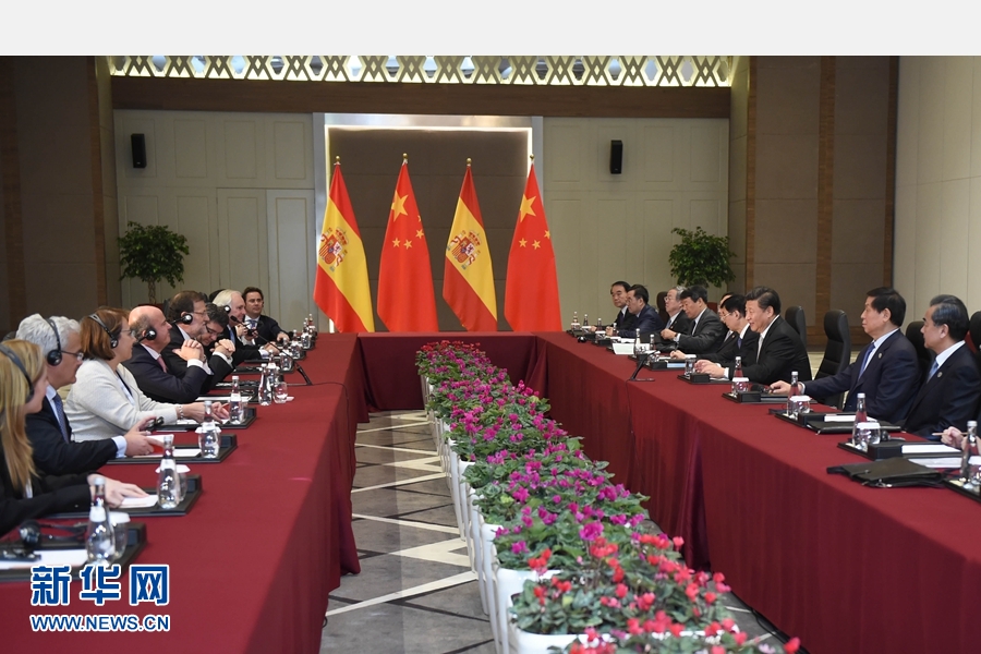 11月16日，國家主席習近平在土耳其安塔利亞會見西班牙首相拉霍伊。 新華社記者 張鐸 攝