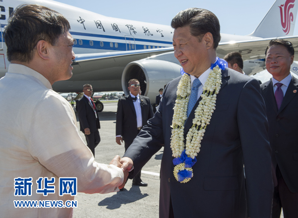 11月17日，國家主席習(xí)近平抵達菲律賓首都馬尼拉尼諾&middot;阿基諾國際機場，出席即將舉行的亞太經(jīng)合組織第二十三次領(lǐng)導(dǎo)人非正式會議。菲律賓高級官員到機場迎接習(xí)近平主席。新華社記者李學(xué)仁攝