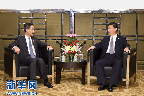 11月18日，國(guó)家主席習(xí)近平在菲律賓馬尼拉會(huì)見前來出席亞太經(jīng)合組織第二十三次領(lǐng)導(dǎo)人非正式會(huì)議的香港特別行政區(qū)行政長(zhǎng)官梁振英。新華社記者謝環(huán)馳攝