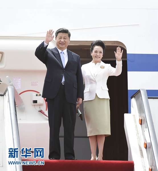 12月1日，中國國家主席習近平乘專機抵達津巴布韋首都哈拉雷，開始對津巴布韋進行國事訪問。津巴布韋總統(tǒng)穆加貝在機場舉行隆重歡迎儀式。這是習近平和夫人彭麗媛向歡迎人群揮手致意。新華社記者 謝環(huán)馳 攝 