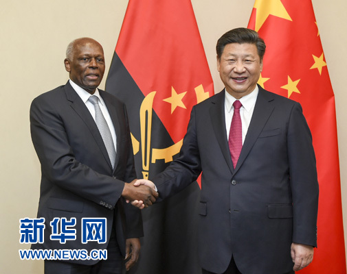 12月3日，國(guó)家主席習(xí)近平在約翰內(nèi)斯堡會(huì)見(jiàn)安哥拉總統(tǒng)多斯桑托斯。 新華社記者 謝環(huán)馳 攝