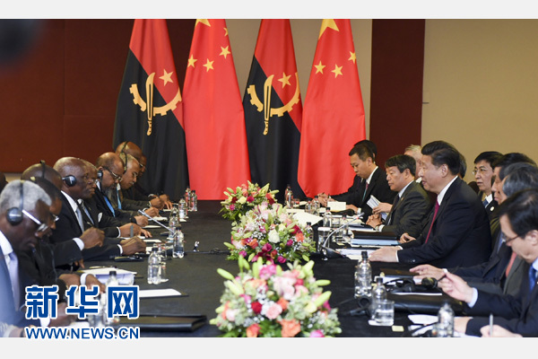 12月3日，國(guó)家主席習(xí)近平在約翰內(nèi)斯堡會(huì)見(jiàn)安哥拉總統(tǒng)多斯桑托斯。 新華社記者 謝環(huán)馳 攝