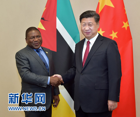 12月3日，國家主席習(xí)近平在約翰內(nèi)斯堡會見莫桑比克總統(tǒng)紐西。新華社記者 李濤 攝 