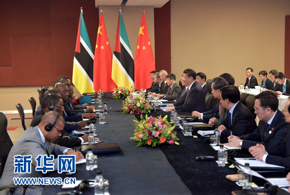 12月3日，國家主席習(xí)近平在約翰內(nèi)斯堡會見莫桑比克總統(tǒng)紐西。新華社記者 李濤 攝 