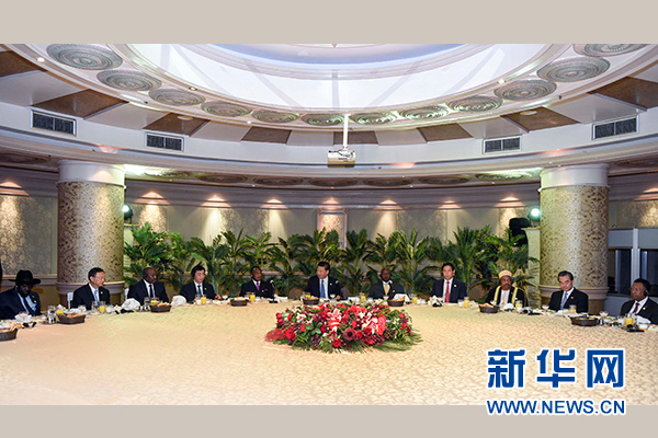 12月4日，國家主席習近平在約翰內(nèi)斯堡集體會見13位非洲國家領(lǐng)導人。 新華社記者 謝環(huán)馳 攝