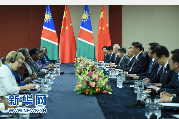 12月4日，國(guó)家主席習(xí)近平在約翰內(nèi)斯堡會(huì)見(jiàn)納米比亞總統(tǒng)根哥布。 新華社記者 張鐸 攝