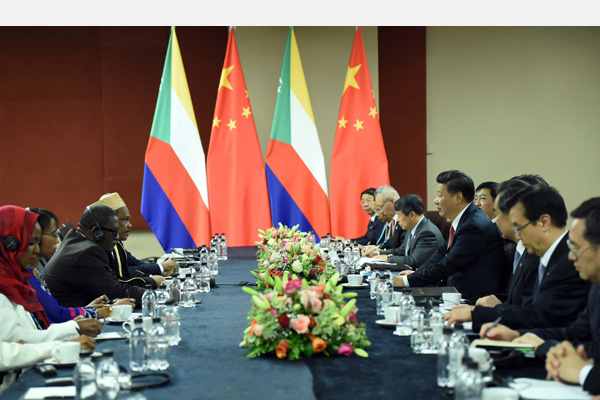 12月4日，國(guó)家主席習(xí)近平在約翰內(nèi)斯堡會(huì)見科摩羅總統(tǒng)伊基利盧。 新華社記者 張鐸 攝 

