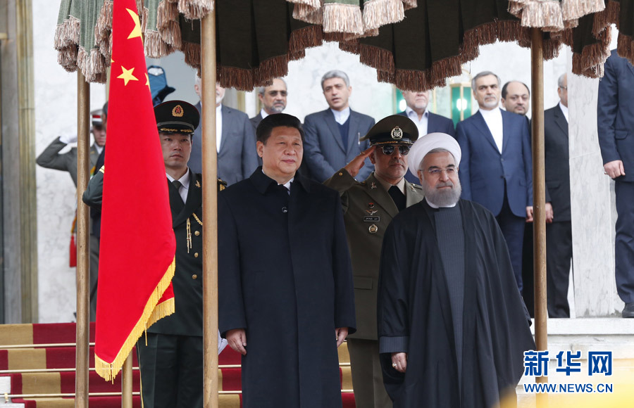 1月23日，國家主席習(xí)近平同伊朗總統(tǒng)魯哈尼在德黑蘭薩德阿巴德王宮舉行會(huì)談。這是會(huì)談前，習(xí)近平主席出席魯哈尼總統(tǒng)舉行的隆重歡迎儀式。新華社記者 鞠鵬 攝
