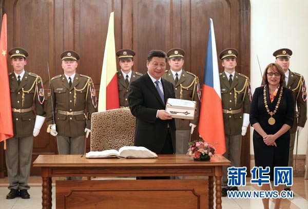 當(dāng)?shù)貢r間3月29日，國家主席習(xí)近平在捷克布拉格會見布拉格市長科爾娜喬娃，并接受科爾娜喬娃代表該市贈予的城市鑰匙。 新華社記者 龐興雷攝