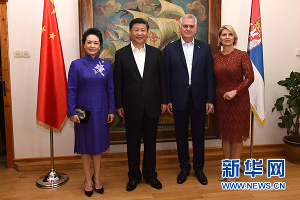 當(dāng)?shù)貢r(shí)間6月17日，國(guó)家主席習(xí)近平同塞爾維亞總統(tǒng)尼科利奇在貝爾格萊德舉行會(huì)晤。這是習(xí)近平和夫人彭麗媛同尼科利奇夫婦在和平別墅合影。新華社記者饒愛民攝