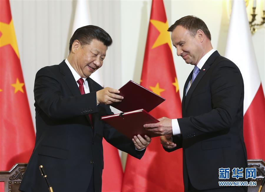 6月20日，國家主席習(xí)近平在華沙同波蘭總統(tǒng)杜達舉行會談。這是會談后，兩國元首共同簽署《中華人民共和國和波蘭共和國關(guān)于建立全面戰(zhàn)略伙伴關(guān)系的聯(lián)合聲明》。新華社記者蘭紅光攝