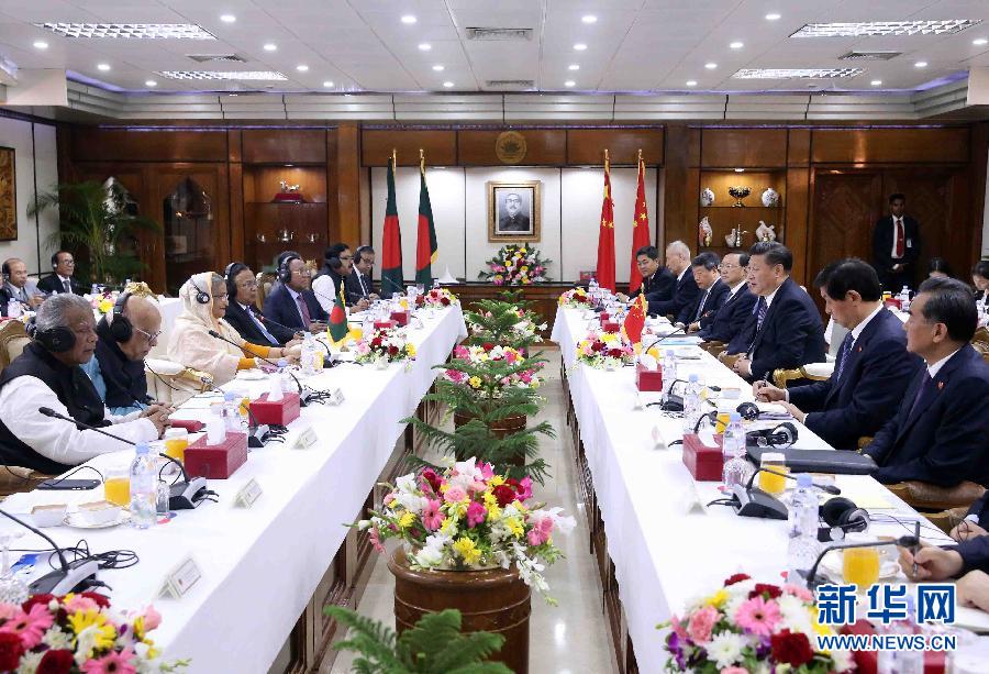 10月14日，國(guó)家主席習(xí)近平在達(dá)卡同孟加拉國(guó)總理哈西娜舉行會(huì)談。 新華社記者劉衛(wèi)兵攝 