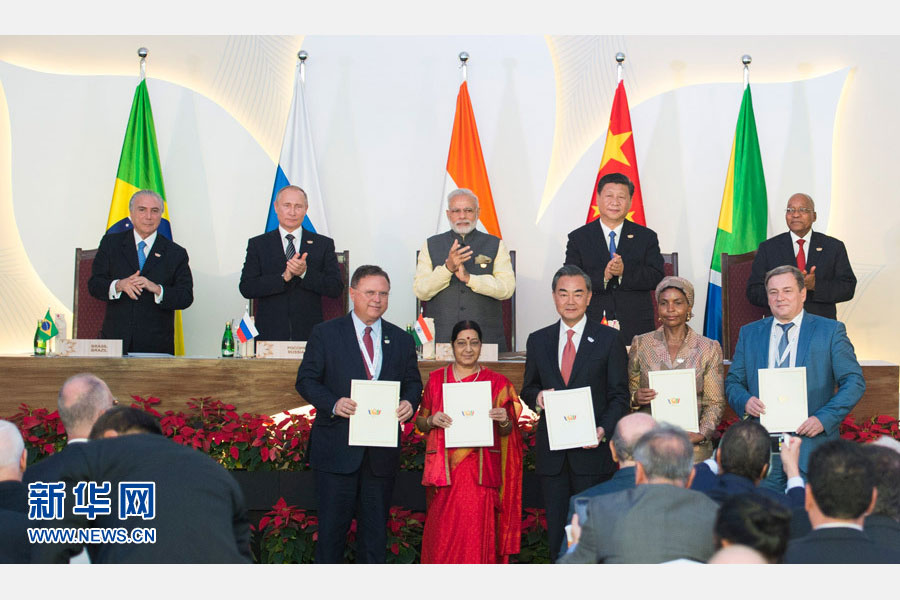 10月16日，金磚國(guó)家領(lǐng)導(dǎo)人第八次會(huì)晤在印度果阿舉行。中國(guó)國(guó)家主席習(xí)近平、印度總理莫迪、南非總統(tǒng)祖馬、巴西總統(tǒng)特梅爾、俄羅斯總統(tǒng)普京出席。這是會(huì)晤結(jié)束后，5國(guó)領(lǐng)導(dǎo)人共同見證合作文件的簽署，并出席聯(lián)合記者會(huì)。新華社記者謝環(huán)馳攝 