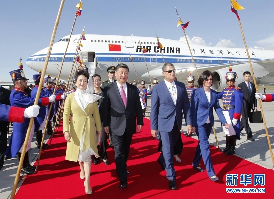 當(dāng)?shù)貢r間11月17日，國家主席習(xí)近平乘專機(jī)抵達(dá)基多，開始對厄瓜多爾共和國進(jìn)行國事訪問。厄瓜多爾總統(tǒng)科雷亞和夫人馬勒布等在機(jī)場熱情迎接習(xí)近平和夫人彭麗媛。新華社記者 鞠鵬 攝 