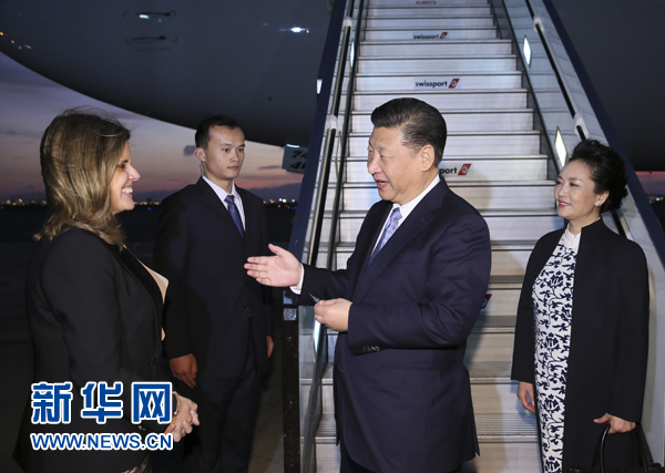 當(dāng)?shù)貢r(shí)間11月18日，國(guó)家主席習(xí)近平抵達(dá)利馬，出席亞太經(jīng)合組織第二十四次領(lǐng)導(dǎo)人非正式會(huì)議并對(duì)秘魯共和國(guó)進(jìn)行國(guó)事訪問(wèn)。習(xí)近平和夫人彭麗媛受到秘魯副總統(tǒng)阿勞斯等熱情迎接。新華社記者 蘭紅光 攝