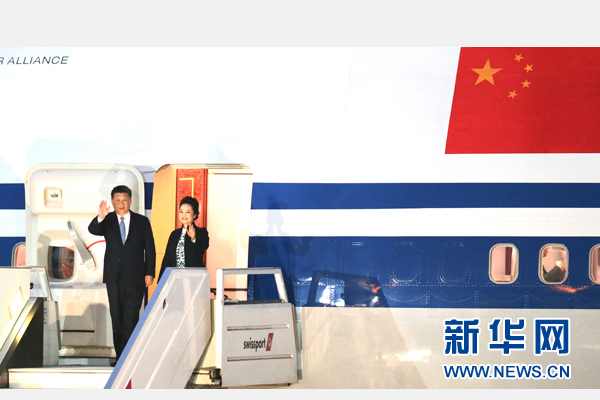 當(dāng)?shù)貢r(shí)間11月18日，國(guó)家主席習(xí)近平抵達(dá)利馬，出席亞太經(jīng)合組織第二十四次領(lǐng)導(dǎo)人非正式會(huì)議并對(duì)秘魯共和國(guó)進(jìn)行國(guó)事訪問(wèn)。習(xí)近平和夫人彭麗媛受到秘魯副總統(tǒng)阿勞斯等熱情迎接。新華社記者 丁林 攝