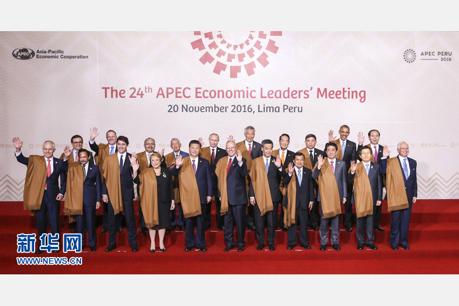 11月20日，亞太經(jīng)合組織第二十四次領(lǐng)導(dǎo)人非正式會(huì)議在秘魯利馬舉行。國家主席習(xí)近平出席并發(fā)表題為《面向未來開拓進(jìn)取促進(jìn)亞太發(fā)展繁榮》的重要講話。這是會(huì)議期間，國家主席習(xí)近平同其他亞太經(jīng)合組織成員經(jīng)濟(jì)體領(lǐng)導(dǎo)人、代表合影。 新華社記者 丁林 攝