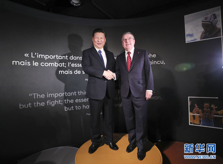1月18日，國(guó)家主席習(xí)近平在瑞士洛桑國(guó)際奧林匹克博物館會(huì)見(jiàn)國(guó)際奧林匹克委員會(huì)主席巴赫。這是習(xí)近平和巴赫在奧運(yùn)冠軍領(lǐng)獎(jiǎng)臺(tái)上合影。新華社記者 蘭紅光 攝