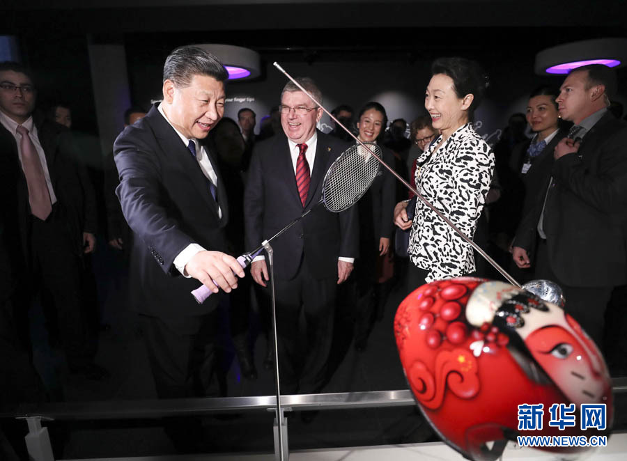 1月18日，國(guó)家主席習(xí)近平在瑞士洛桑國(guó)際奧林匹克博物館會(huì)見(jiàn)國(guó)際奧林匹克委員會(huì)主席巴赫。這是習(xí)近平在巴赫陪同下，參觀羽毛球世界冠軍李玲蔚用過(guò)的球拍。新華社記者 蘭紅光 攝