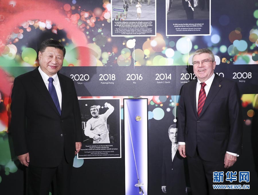 1月18日，國(guó)家主席習(xí)近平在瑞士洛桑國(guó)際奧林匹克博物館會(huì)見(jiàn)國(guó)際奧林匹克委員會(huì)主席巴赫。這是習(xí)近平與巴赫在巴赫作為擊劍運(yùn)動(dòng)員參加奧運(yùn)會(huì)的照片前合影。新華社記者 蘭紅光 攝