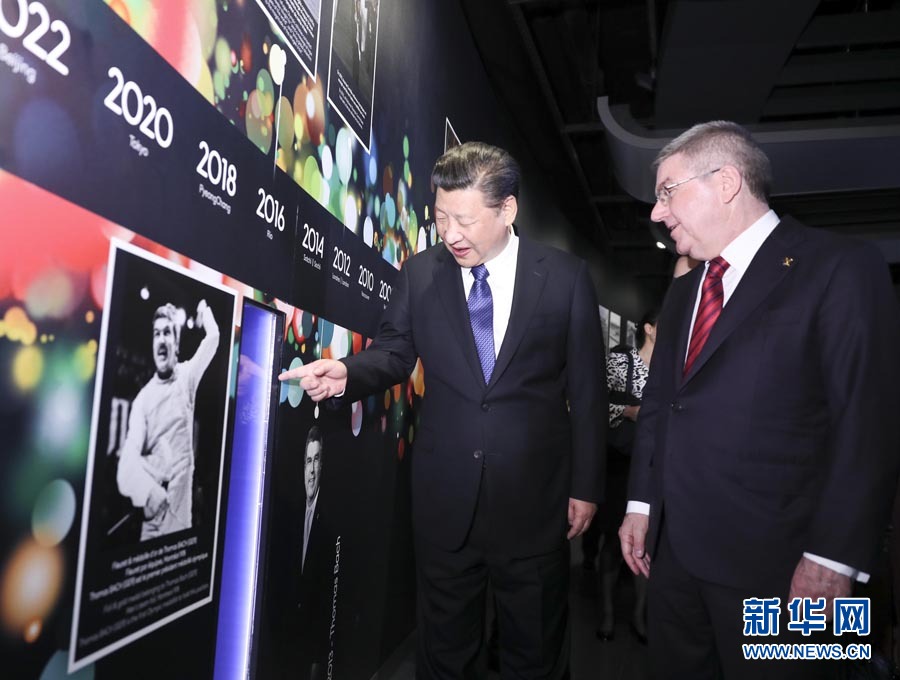 1月18日，國(guó)家主席習(xí)近平在瑞士洛桑國(guó)際奧林匹克博物館會(huì)見(jiàn)國(guó)際奧林匹克委員會(huì)主席巴赫。這是習(xí)近平在巴赫陪同下，參觀巴赫作為擊劍運(yùn)動(dòng)員參加奧運(yùn)會(huì)的照片。新華社記者 蘭紅光 攝